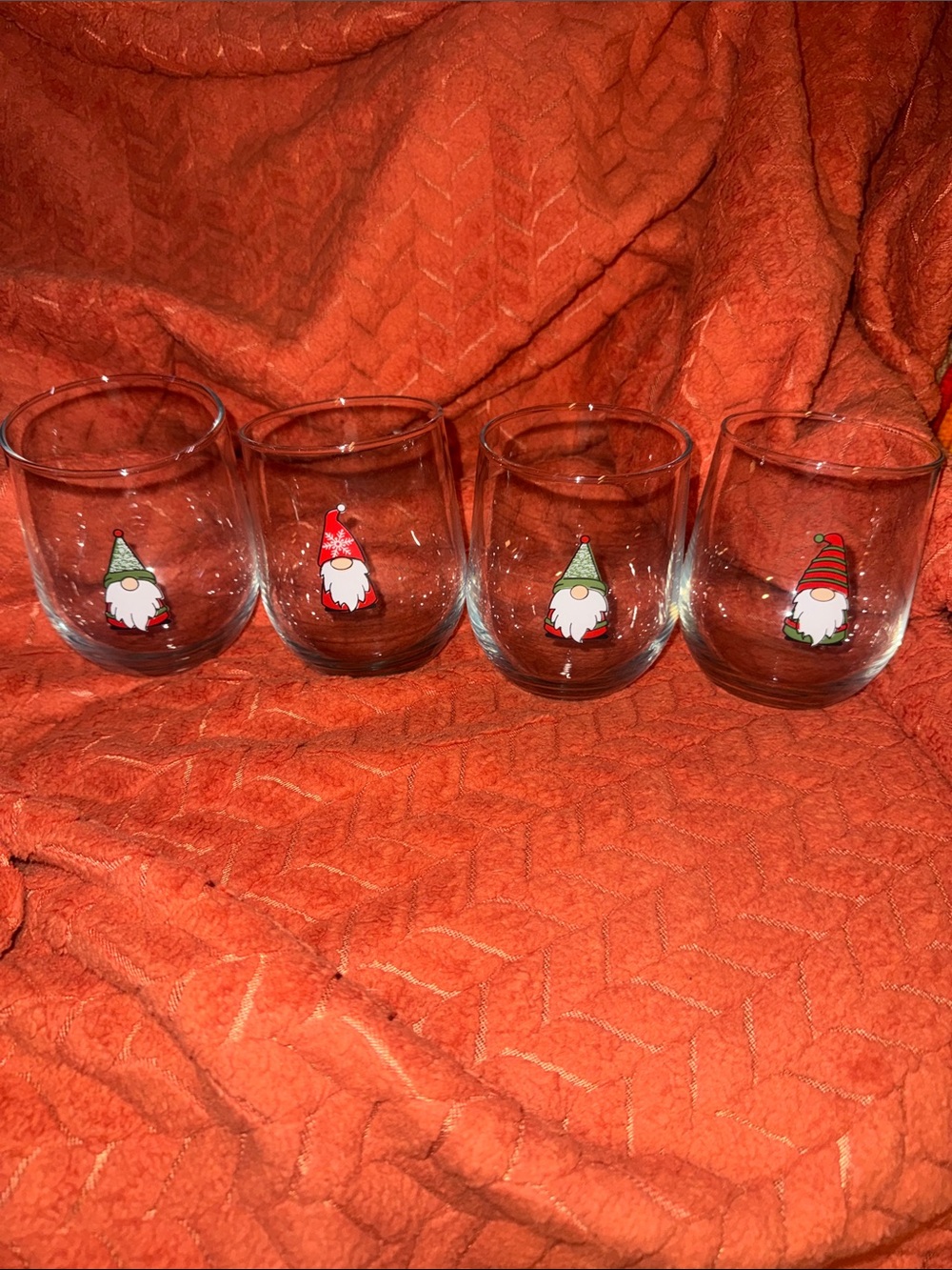 Set of 4 Holiday Gnome Stemless Wine Glasses – Festive Christmas Drinkware Barwa